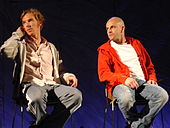 Benedict Cumberbatch (à gauche) et Miller, assis sur une estrade en conférence de presse.