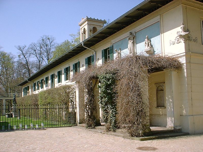 File:Berlin Schloss Glienicke Remise.jpg