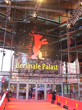 Уваходная зона «Berlinale Palast» (2008).