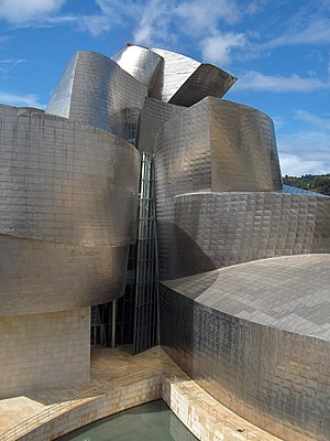 Musée Guggenheim. L'architecture typique en titane de Frank Gehry.
