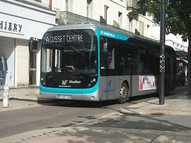 File:Bluebus à l'arrêt Clemenceau (ligne A, Vichy) 2020-03-17.JPG