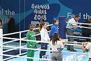 Deutsch: Boxen bei den Olympischen Jugendspielen 2018 Tag 12, 18. Oktober 2018 - Medaillenzeremonie im Fliegengewicht der Mädchen - Gold: Martina La Piana (Italien), Silber: Adijat Gbadamosi (Nigeria), Bronze: Heaven Destiny Garcia (USA); Medaillenübergabe durch Habu Gumel (IOC, Nigeria), Geschenkübergabe durch Dr. Joseph O. Ayeni (Nigeria, AIBA). English: Boxing at the 2018 Summer Youth Olympics on 18 October 2018 – Girl's flyweight Medal Ceremony - Gold: Martina La Piana (Italy), Silver: Adijat Gbadamosi (Nigeria), Bronze: Heaven Destiny Garcia (USA); Medal handover by Habu Gumel (IOC, Nigeria), Gift presented by Dr. Joseph O. Ayeni (Nigeria, AIBA). Español: Boxeo en los Juegos Olímpicos Juveniles de Verano de 2018 en 18 de octubre de 2018 - Ceremonia de la Medalla de peso mosca para niñas - Oro: Martina La Piana (Italia), Plata: Adijat Gbadamosi (Nigeria), Bronce: Heaven Destiny Garcia (Estados Unidos); Entrega de medallas por Habu Gumel (COI, Nigeria), Regalo presentado por Joseph O. Ayeni (Nigeria, AIBA).