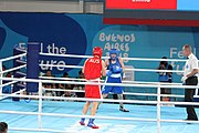 Deutsch: Boxen bei den Olympischen Jugendspielen 2018 Tag 12, 18. Oktober 2018 - Finale Leichtgewicht Mädchen – Oriana Saputo (Argentinien, blau) schlägt Emma Lawson (Australien, rot) 5-0; Ringrichter ist José Romero (Spanien). English: Boxing at the 2018 Summer Youth Olympics on 18 October 2018 – Girls' lightweight Bronze Medal Bout – Oriana Saputo (Argentina, blue) wins over Emma Lawson (Australie, red) 5-0; Referee is José Romero (Spain). Español: Boxeo en los Juegos Olímpicos Juveniles de Verano de 2018 en 18 de octubre de 2018 - Combate de medalla de bronce de las niñas: Oriana Saputo (Argentina, azul) gana a Emma Lawson (Australie, roja) 5-0; Árbitro es José Romero (España).