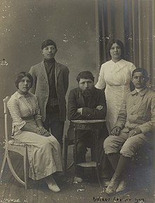 בנימין ברנר עם אחיו ואחיותיו בתמונה משנת 1913 - מימין לשמאל: בנימין, בתיה, יוסף חיים, מאיר, אהובה (לובה)
