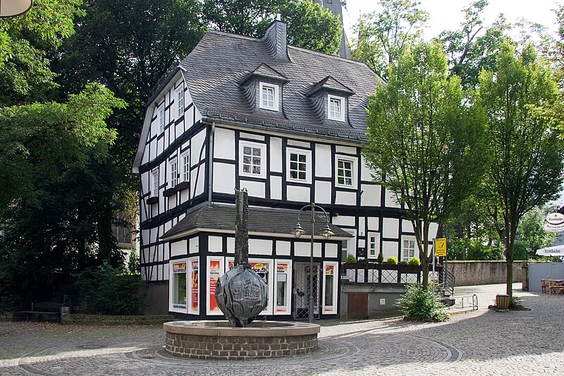 File:Brilon-Petrusstraße 2-Nordostansicht-2011-08-07.jpg