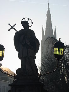 קובץ:Brugge_statue_and_church.JPG