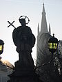 Brügge-Statue und Kirche.JPG