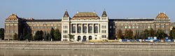 A központi „K” épület a Duna felől 2007-ben