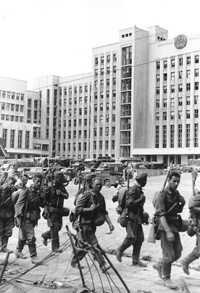 File:Bundesarchiv Bild 101I-137-1010-37A, Minsk, deutsche Truppen vor modernen Gebäuden.jpg