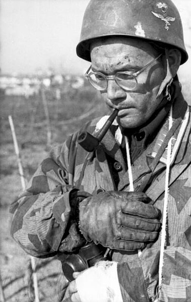 File:Bundesarchiv Bild 101I-577-1912-26, Monte Cassino, Fallschirmjäger mit Pfeife.jpg