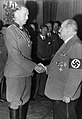 Walther Funk kandmas 1. klassi Sõjateenete Risti NSDAP kuldmärgi all