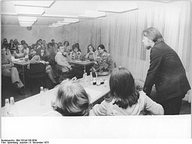 Bundesarchiv Bild 183-M1106-0039, Berlin, Jugendstunde mit Michail Rostschin.jpg