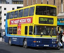 En dubbeldäckad stadsbuss i trafik i Dublin