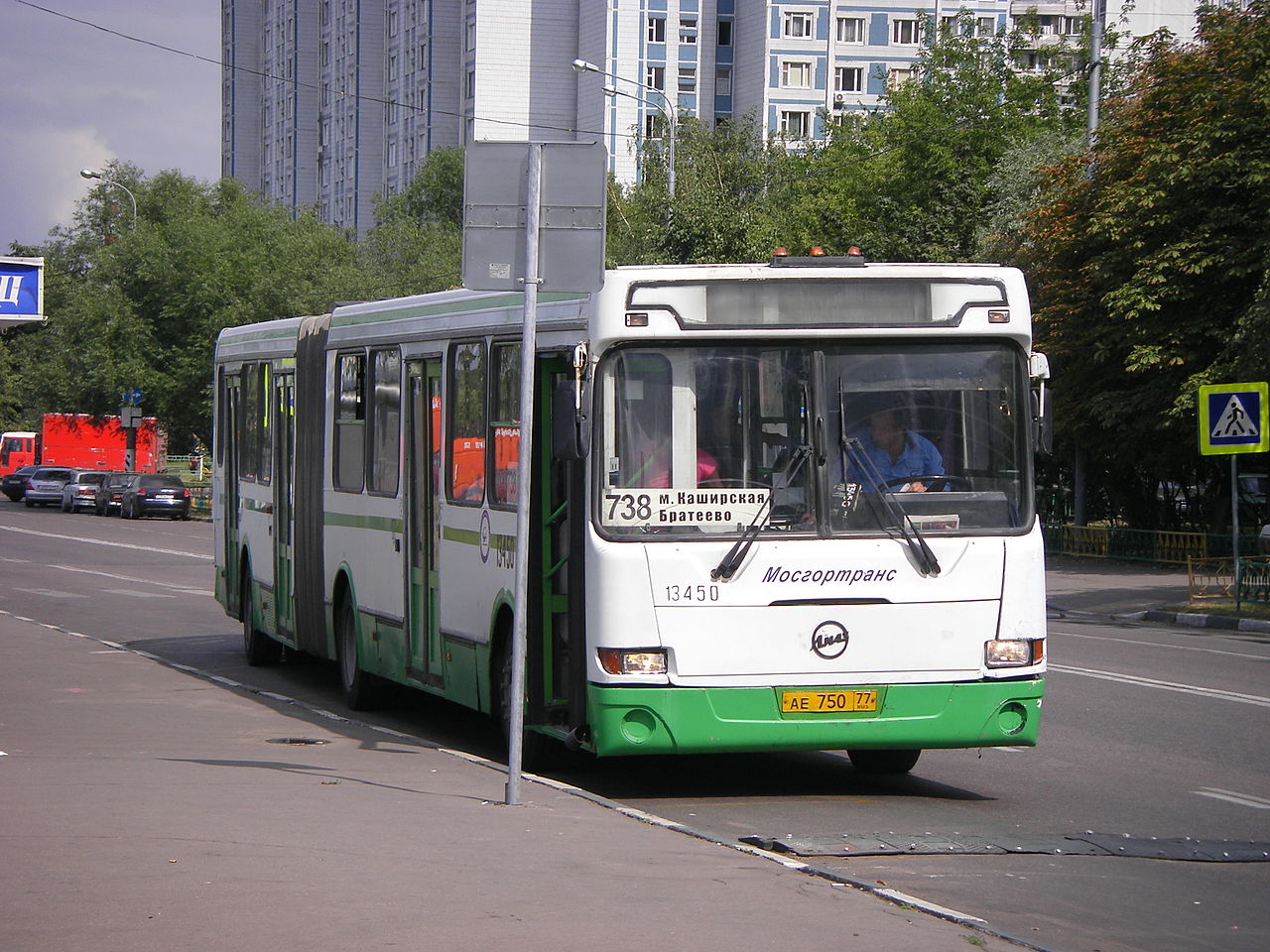 https://upload.wikimedia.org/wikipedia/commons/thumb/d/dc/Bus_Moscow_13450_738.jpg/1280px-Bus_Moscow_13450_738.jpg