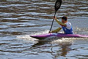 Deutsch: Kanusport bei den Olympischen Jugendspielen 2018; Tag 10, 16. Oktober 2018; Finale Jungen Einer-Kajak-Slalom: Lan Tominc (Slowenien, Gold) - Guan Changheng (China, Silber) - Tom Bouchardon (Frankreich, Bronze) English: Canoeing at the 2018 Summer Youth Olympics at 16 October 2018 – Boys' K1 slalom Gold Medal Race: Lan Tominc (Slovenia, gold) - Guan Changheng (China, silver) - Tom Bouchardon (France, bronze)