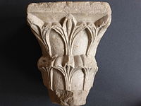 Capitel gótico medieval, con motivos vegetales, en piedra con fósiles de nummulites, Gerona o Girona, España, Spain.JPG