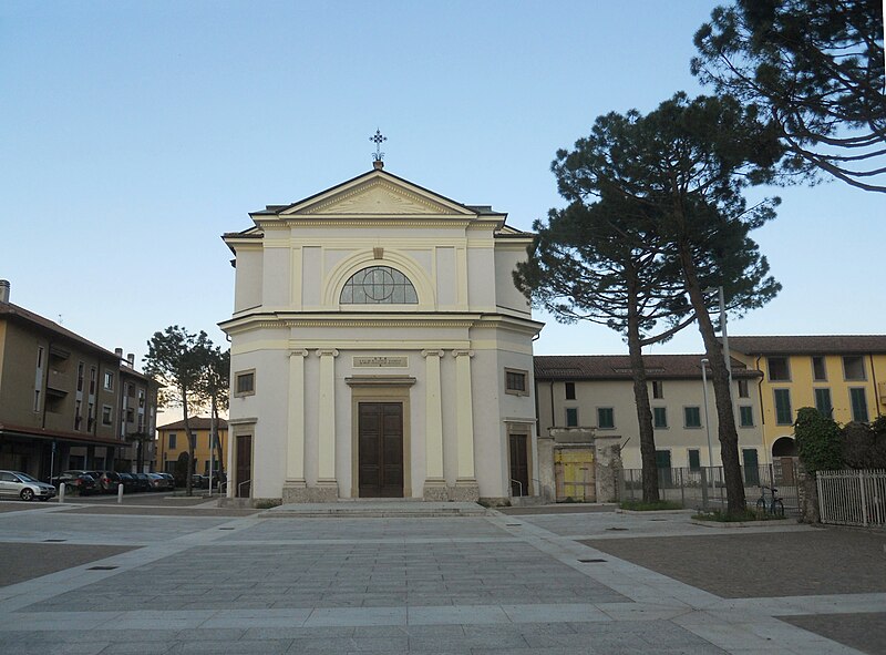 File:Carnate (MB) - chiesa dei Santi Cornelio e Cipriano - facciata - 02.jpg
