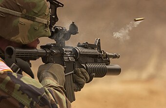 Une douille saute accompagnée d'un ruban de fumée d'une carabine militaire Colt M4 au cours d'un exercice conjoint de tirs réflexe mené par les armées américaine et coréenne au Rodriguez Live Fire Complex, en Corée. (définition réelle 3 008 × 1 960)