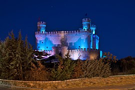 El castillo con iluminación nocturna.