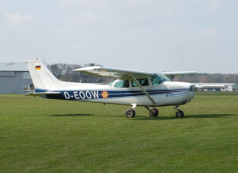 File:Cessna 172 Skyhawk (D-EOOW).jpg