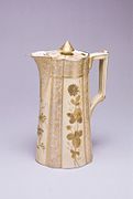 Chokoladekande i porcelæn (omkring 1890), Metropolitan Museum of Art, New York.