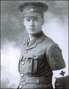 Christopher Nevinson v uniformě Červeného kříže, asi 1914–1915