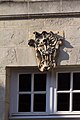 Clé d'arc d'une fenêtre de l'ancien doyenné (Lisieux, Calvados, France).jpg