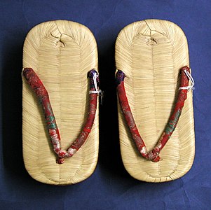 El mismo par desde arriba, mostrando takagawa omote (suela superior de piel de bambú tejida de 4 urdimbres)