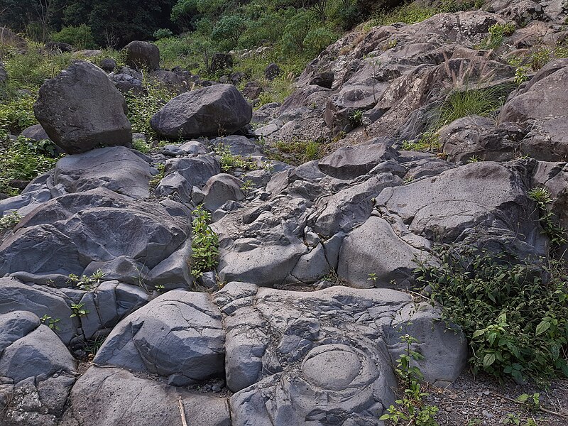 File:Coastal trail 130, Barranco Gallegos bottom, La Palma.jpg