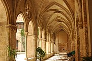 *1309-Entre El Carrer Tantarantana i el carrer Comerç (avui Comerç 36), s'edifica el Convent de Sant Agustí Vell. Aquesta fotografia ens mostra el claustre Gòtic major.