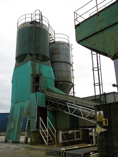 File:Concrete production - geograph.org.uk - 1087183.jpg