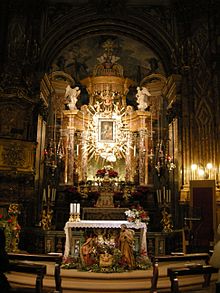 Altar with icon of the Virgin of the Consolation. Consolata di torino, interno, 25.JPG
