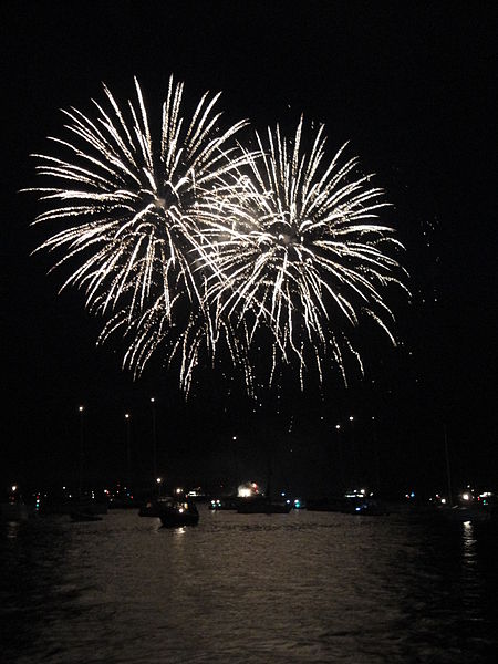 File:Cowes Week 2011 firework display from Cowes Princes Green 57.JPG