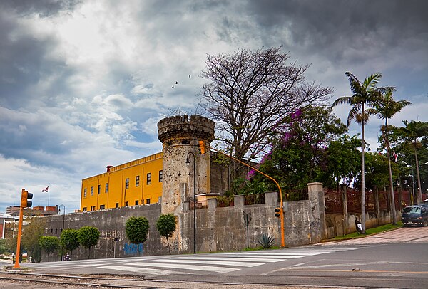 Image: Cuartel Bellavista este