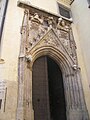Altes Regensburger Rathaus, Gotisches Portal mit aus Nischen schauenden Landsknechten