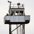 Una torretta di osservazione in metallo presidiata da tre guardie della DDR. Alcune torrette erano semi-portatili e potevano essere spostate in altri settori quando necessario