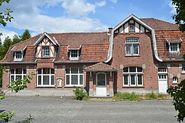 Ollignies, côté rue : la dernière fenêtre à gauche était plus petite, cette partie servait aux colis.