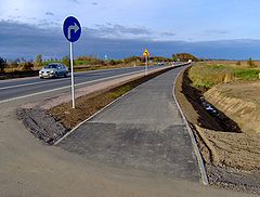 DW216 i trasa rowerowa Puck-Hel, pomiędzy Puckiem a Swarzewem, w kierunku Swarzewa