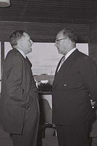 David Horovic a tehdejší ministr financí Levi Eškol, foto z r. 1956