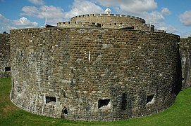 Salah satu selekoh bundar di Deal Castle, sebuah Device Fort di pesisir selatan Inggris.