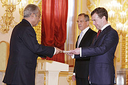 2009년 5월 29일 당시 러시아 주재 지부티 대사 직책으로써 드미트리 메드베데프 당시 러시아 대통령과 빅토르 줍코프 당시 러시아 총리에게 각각 영접을 받는 라샤드 아메드 살레 파라