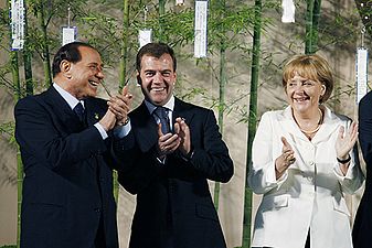 Berlusconi här med den ryska presidenten Dmitrij Medvedev och den tyska förbundskanslern Angela Merkel under mötet med G8 i japanska Tōyako på ön Hokkaidō 7 juli 2008.