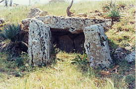 Le dolmen de Monte Bubbonía (à chambre simple quadrangulaire), Sicile[12].