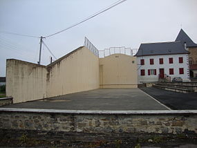 Domezain (Domezain-Berraute, Pyr-Atl, Fr) Fronton mur-à-gauche.JPG
