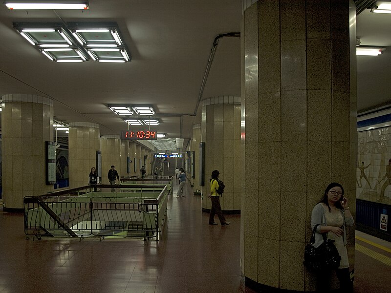 File:Dongsi Shitiao station platform with reserved interchange of Line 3.jpg