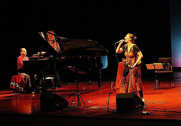 Dulce Pontes in concert.