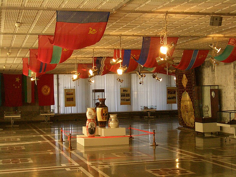 File:E7901-Bishkek-museum-Lenin-carpet.jpg