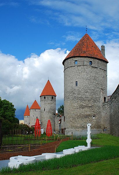 File:EE HJ Tallinn city walls towers 1.jpg