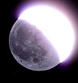 אור ארץ (אור שמש עקיף המוחזר מכדור הארץ) מאיר את הצד האפלולי של הירח, בעוד שאור שמש ישיר את הצד הבהיר