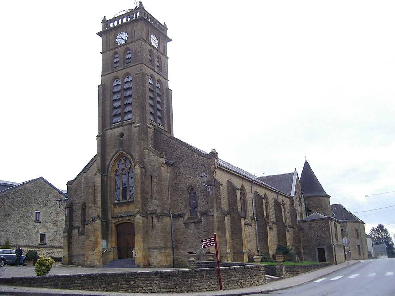 Ardennes - Église Saint-Éloi-des-fonderies de Vivier-au-Court 1280px-Eglise_fortifi%C3%A9e_de_Vivier-au-Court%2C_Ardennes_2